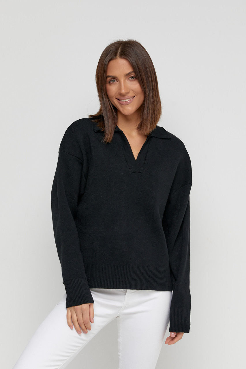 Зимовий жіночий теплий светр із сорочковим коміром чорного кольору