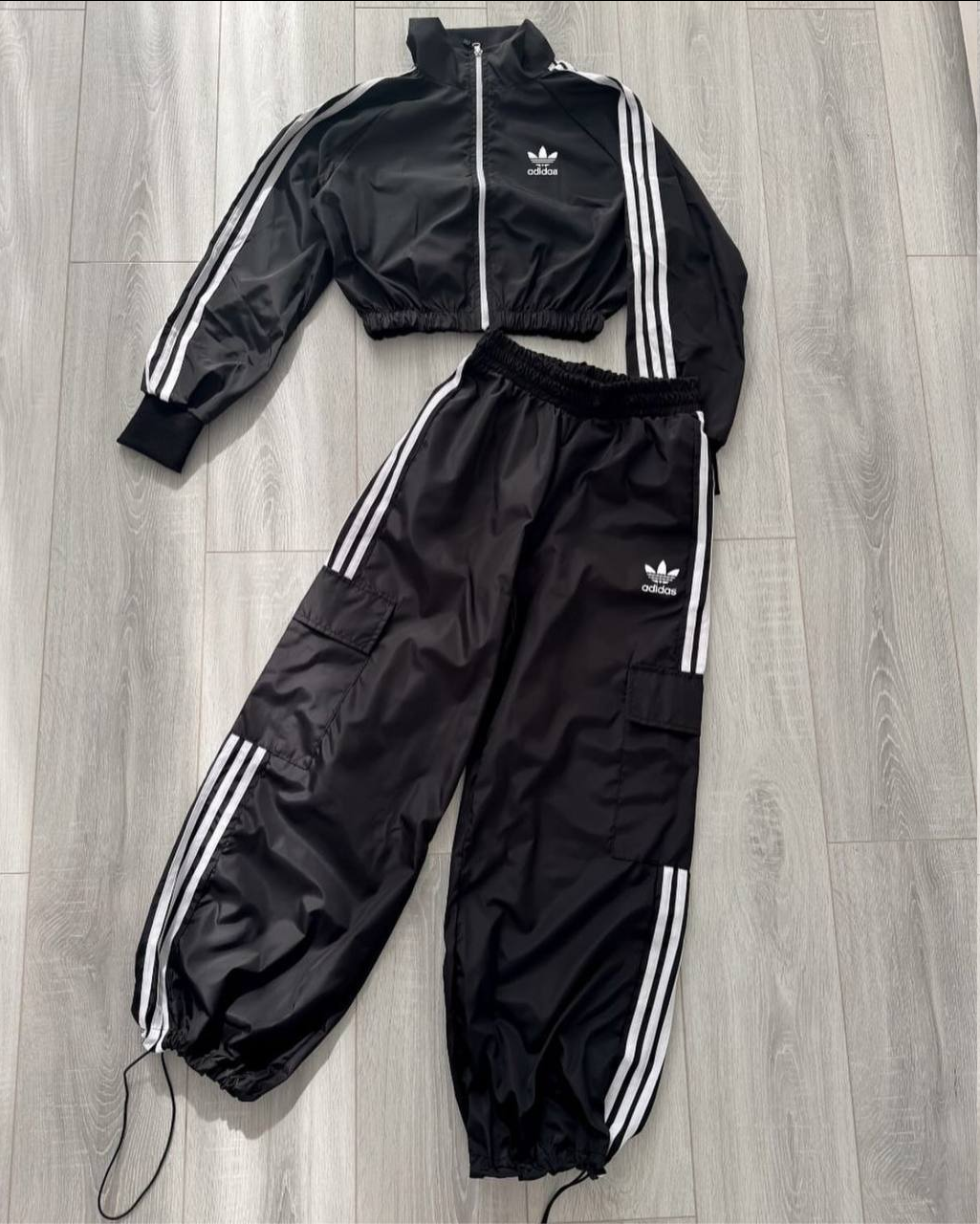Жіночий спортивний костюм Adidas з білими смужками