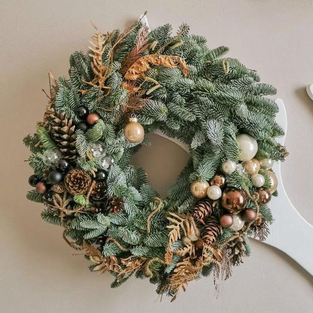 Зимовий вінок зі штучними хвойними гілочками