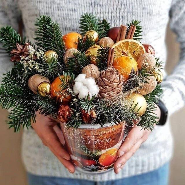 Новорічний букет зі штучної хвої