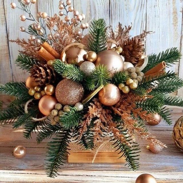 Букет зі штучних хвойних гілочок