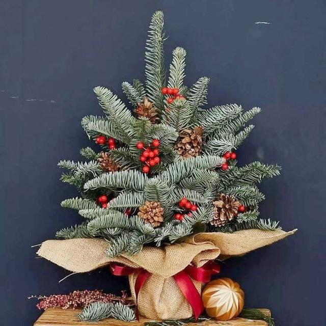Композиція Ялинка зі штучних гілочок