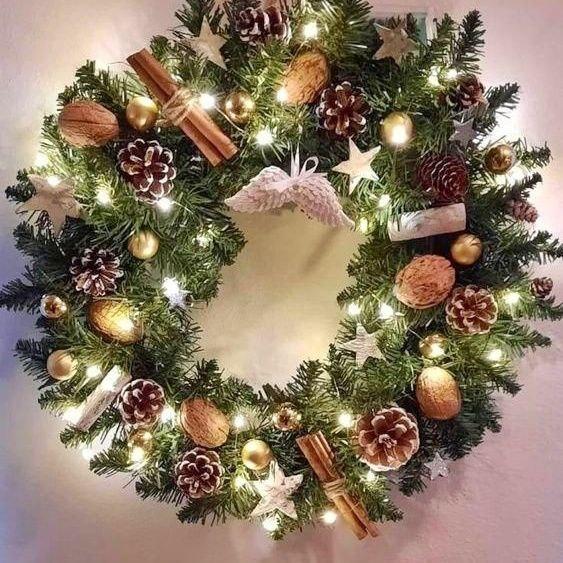 Вінок зі штучної хвої з гірляндою