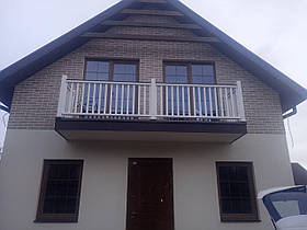 Дерев'яна огорожа для балкона