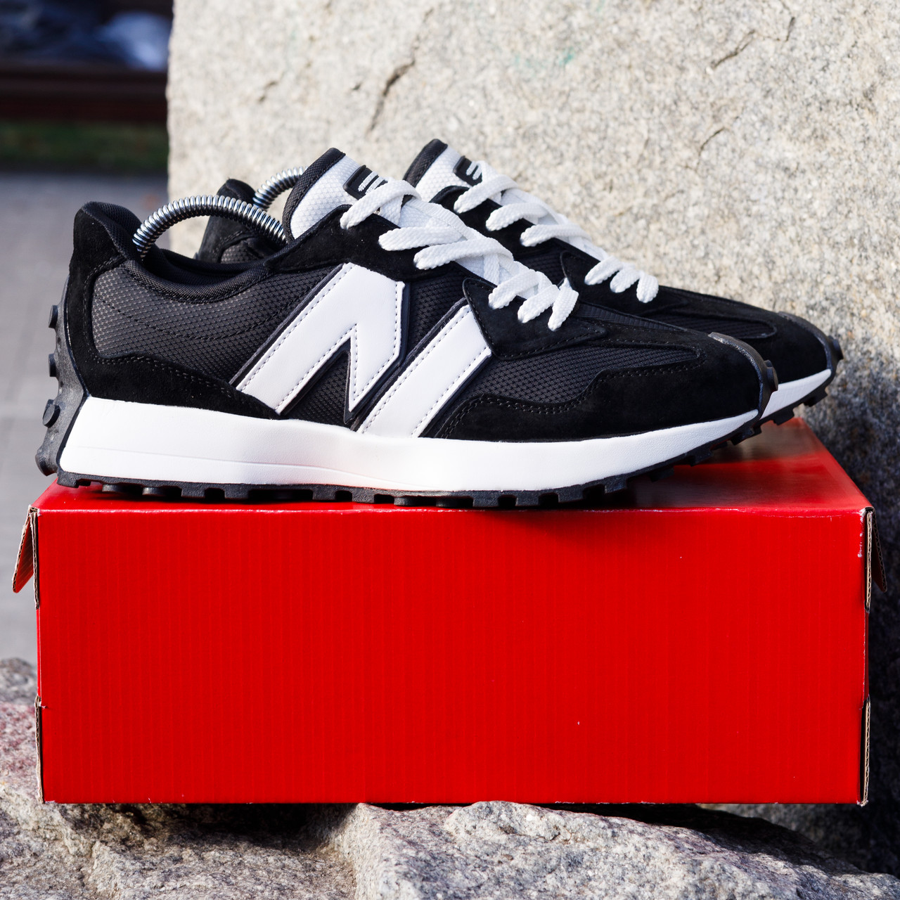 Кросівки у сти лі New Balance 327 чорні з білим термо