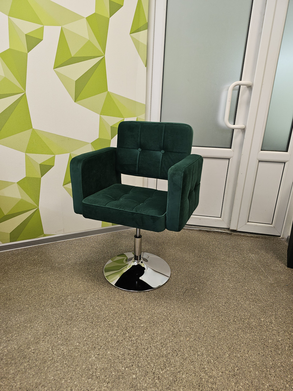 Перукарське крісло на пневматиці Bazkar HR181N зелений велюр