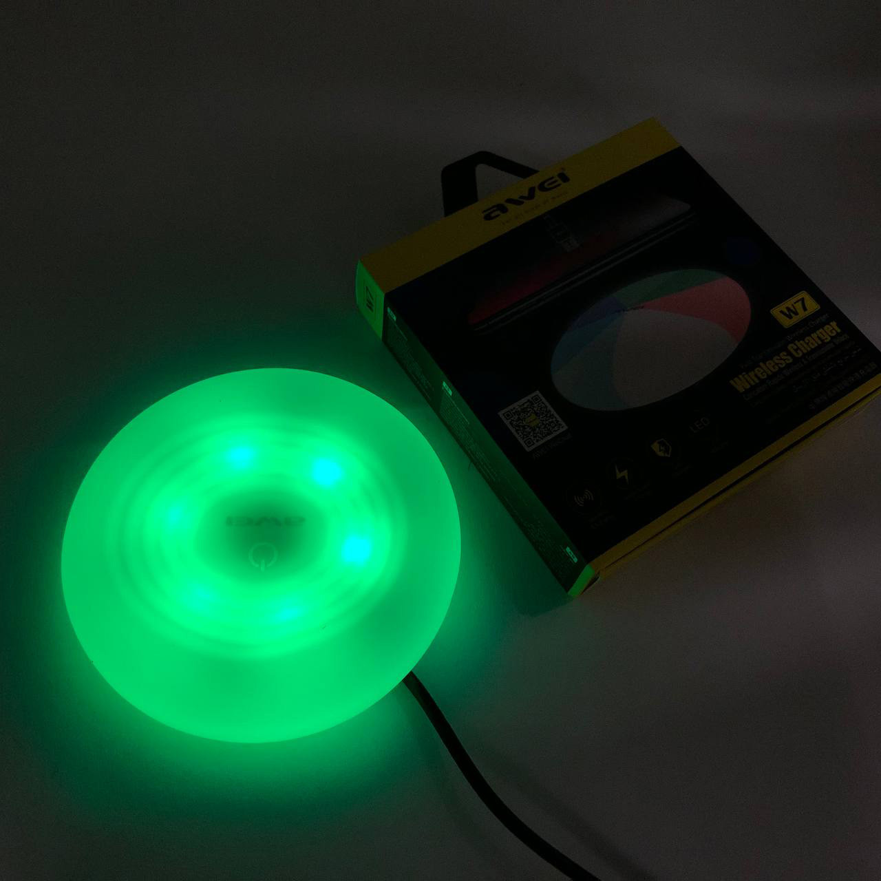 Бездротова зарядка з підсвічуванням 7 кольорів 10W 7 COLOR Awei W7 + VH-673 WIRELESS CHARGE, фото 1