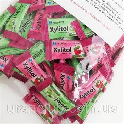 Жувальна гумка з ксилітолом Xylitol Chewing Gum for KIDS асорті полуниця+яблуко уп/200 шт. Miradent
