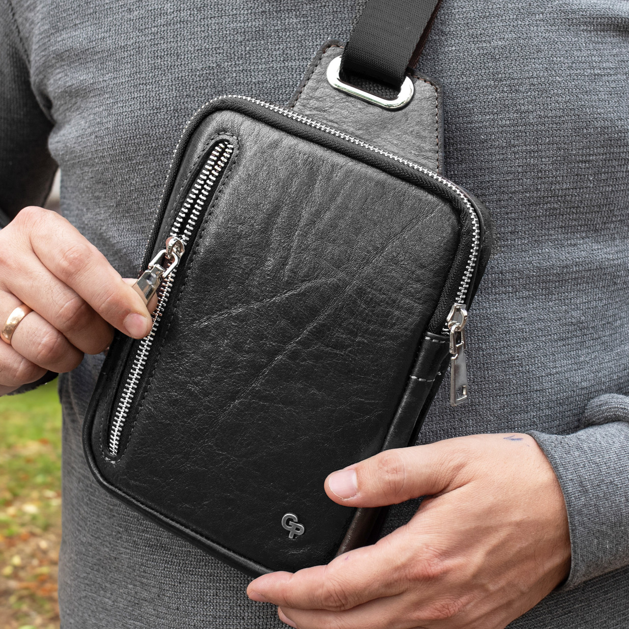 Нагрудна шкіряна сумка бананка чоловіча чорного кольору Grande Pelle тактична для повсякденного носіння