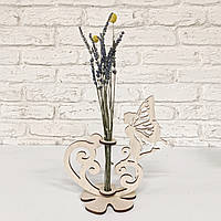 Настільна композиція із сухоцвітами в дерев'яній підставці.