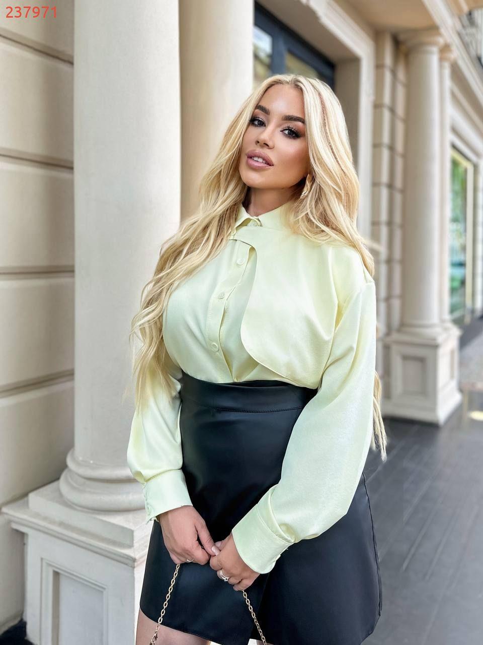 Оригінальна асиметрична сорочка з декоративною кокеткою, прикрашена гудзиками в тон тканини., фото 1