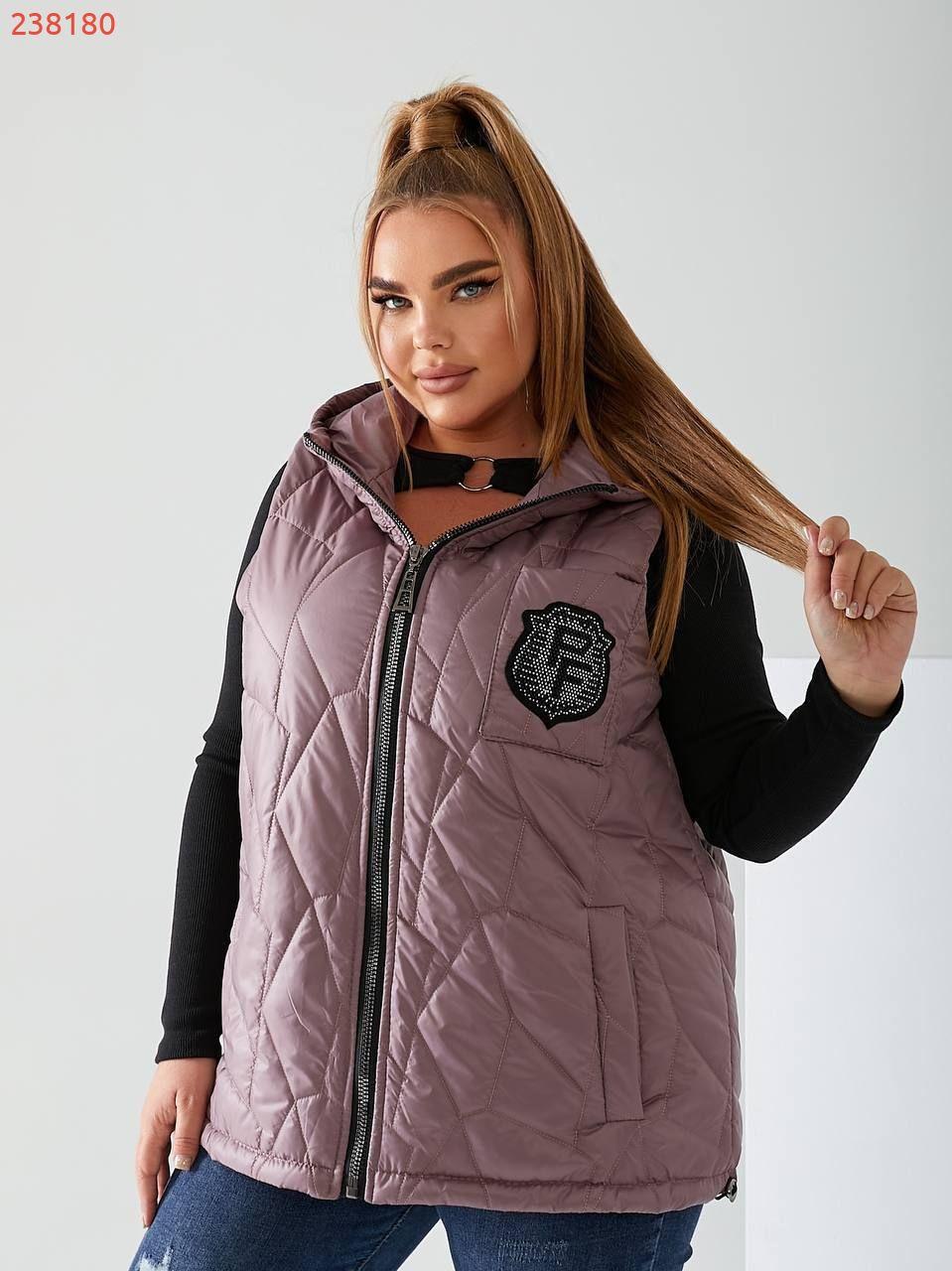 Стильний стьобаний жилет з кишенями, зручний глибокий капюшон, декорована нашивкою з камінням, якісна фурнітура, фото 1