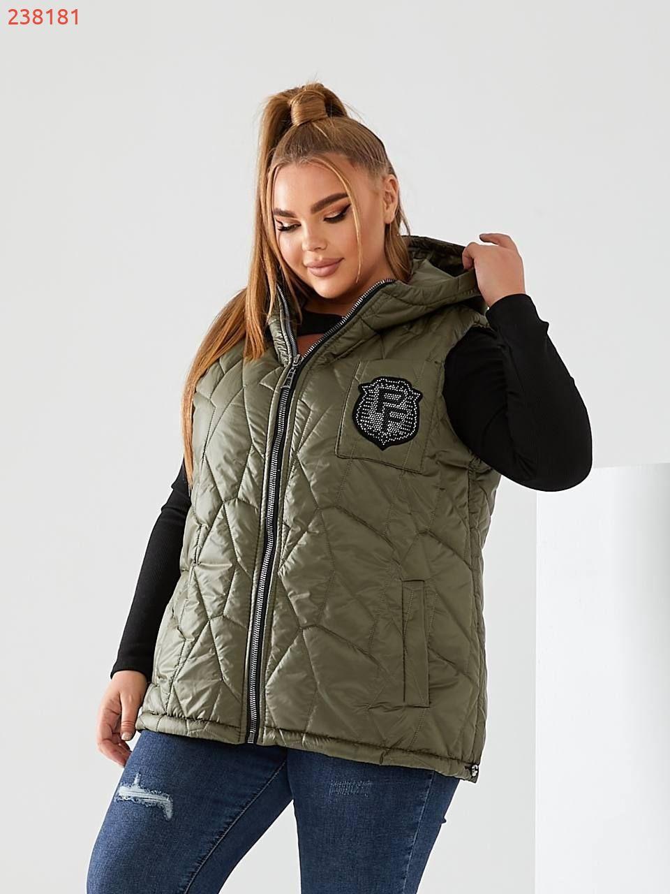 Стильний стьобаний жилет з кишенями, зручний глибокий капюшон, декорована нашивкою з камінням, якісна фурнітура, фото 1