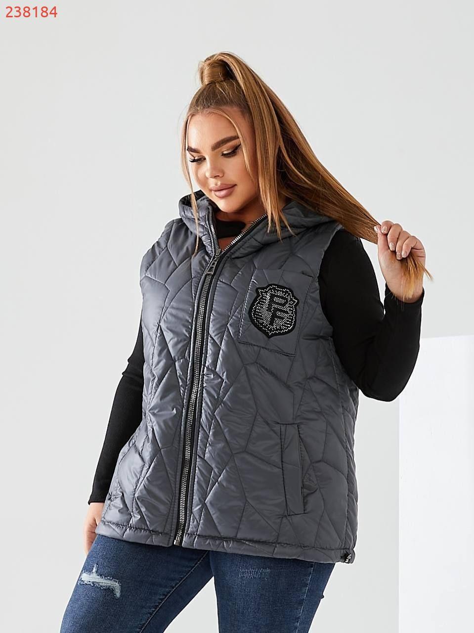 Стильний стьобаний жилет з кишенями, зручний глибокий капюшон, декорована нашивкою з камінням, якісна фурнітура., фото 1