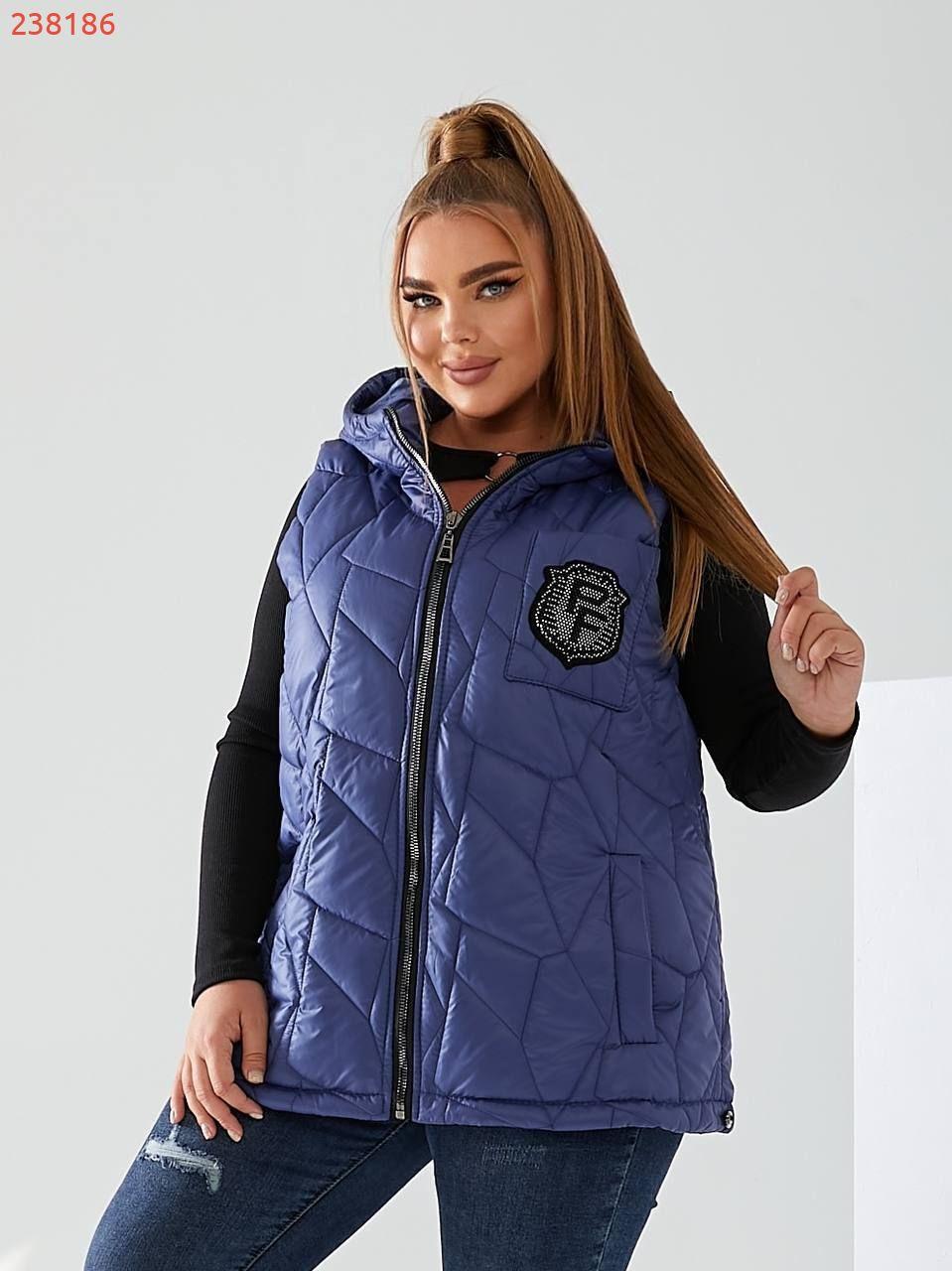Стильний стьобаний жилет з кишенями, зручний глибокий капюшон, декорована нашивкою з камінням, якісна фурнітура, фото 1