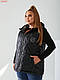 Стильний стьобаний жилет з кишенями, зручний глибокий капюшон, декорована нашивкою з камінням, якісна фурнітура, фото 5
