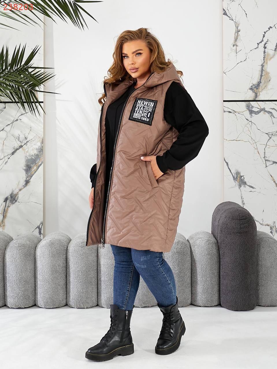 Стильна подовжена жилетка з кишенями на змійці, зручний глибокий капюшон, декорована нашивками з камінням, якісна фурнітура., фото 1