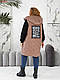 Стильна подовжена жилетка з кишенями на змійці, зручний глибокий капюшон, декорована нашивками з камінням, якісна фурнітура., фото 3