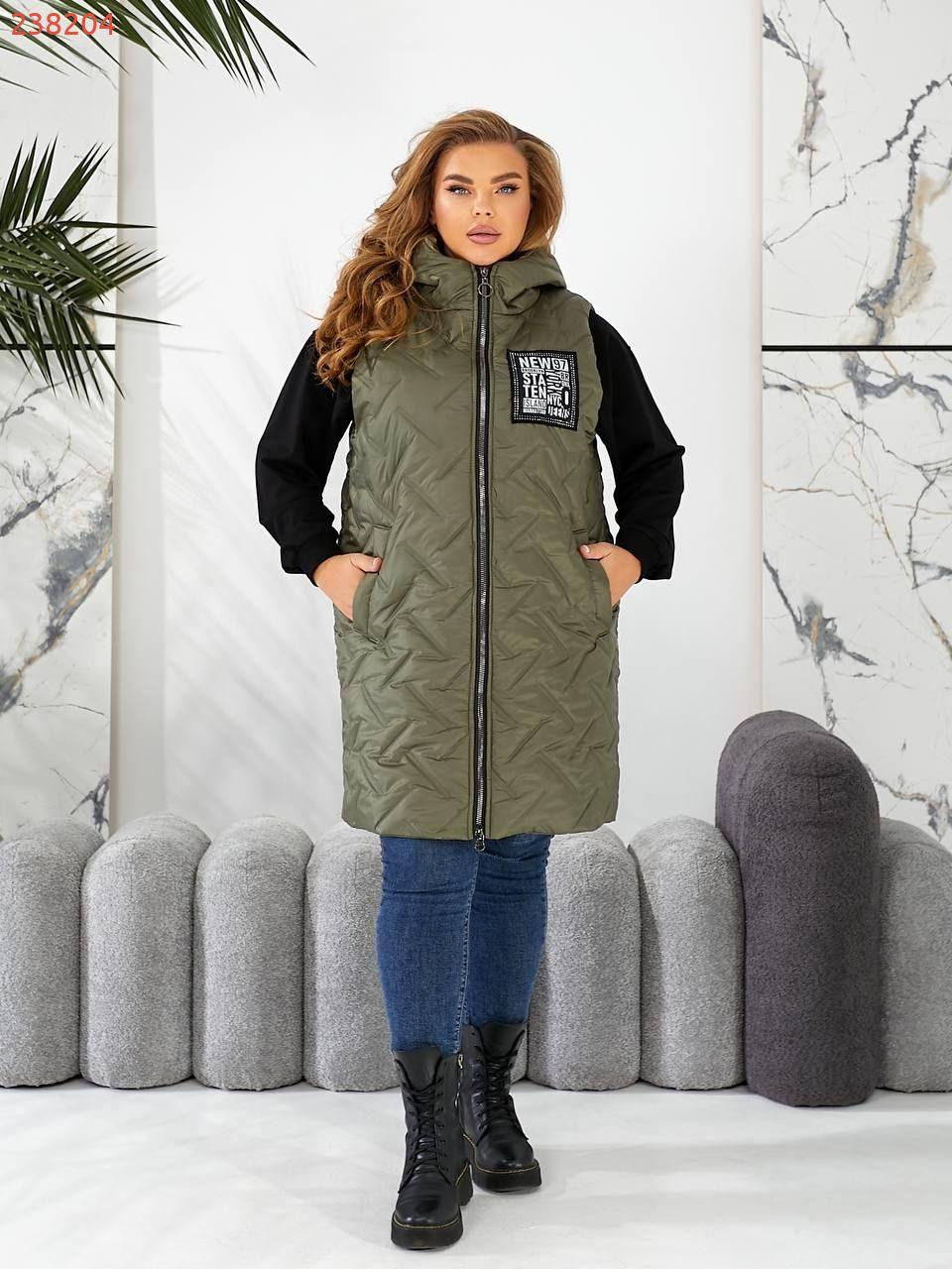 Стильна подовжена жилетка з кишенями на змійці, зручний глибокий капюшон, декорована нашивками з камінням, якісна фурнітура., фото 1