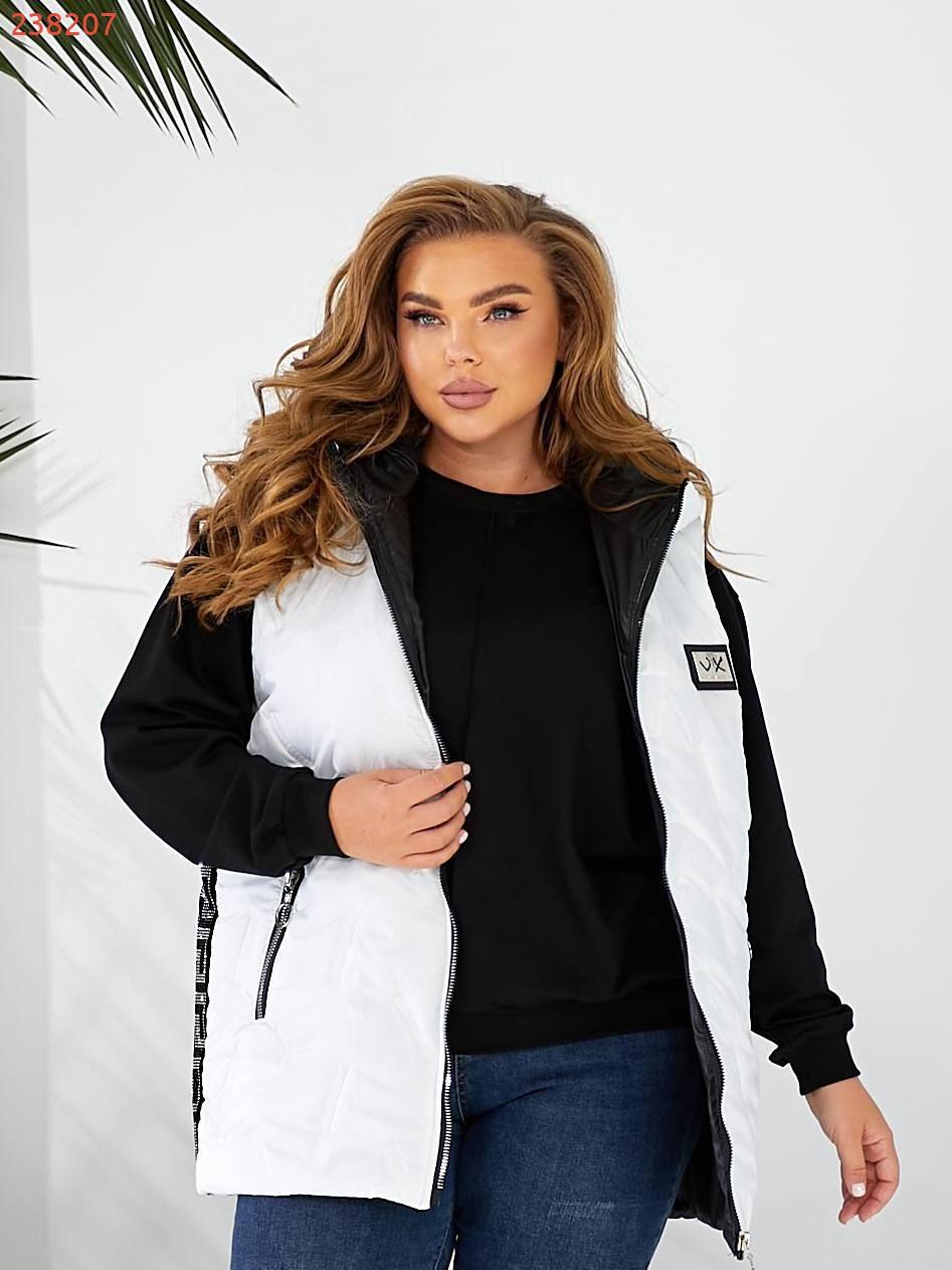 Стильна жилетка прямого крою з кишенями на змійці, зручний глибокий капюшон, декорована лампасами з камінням, якісна фурнітура., фото 1