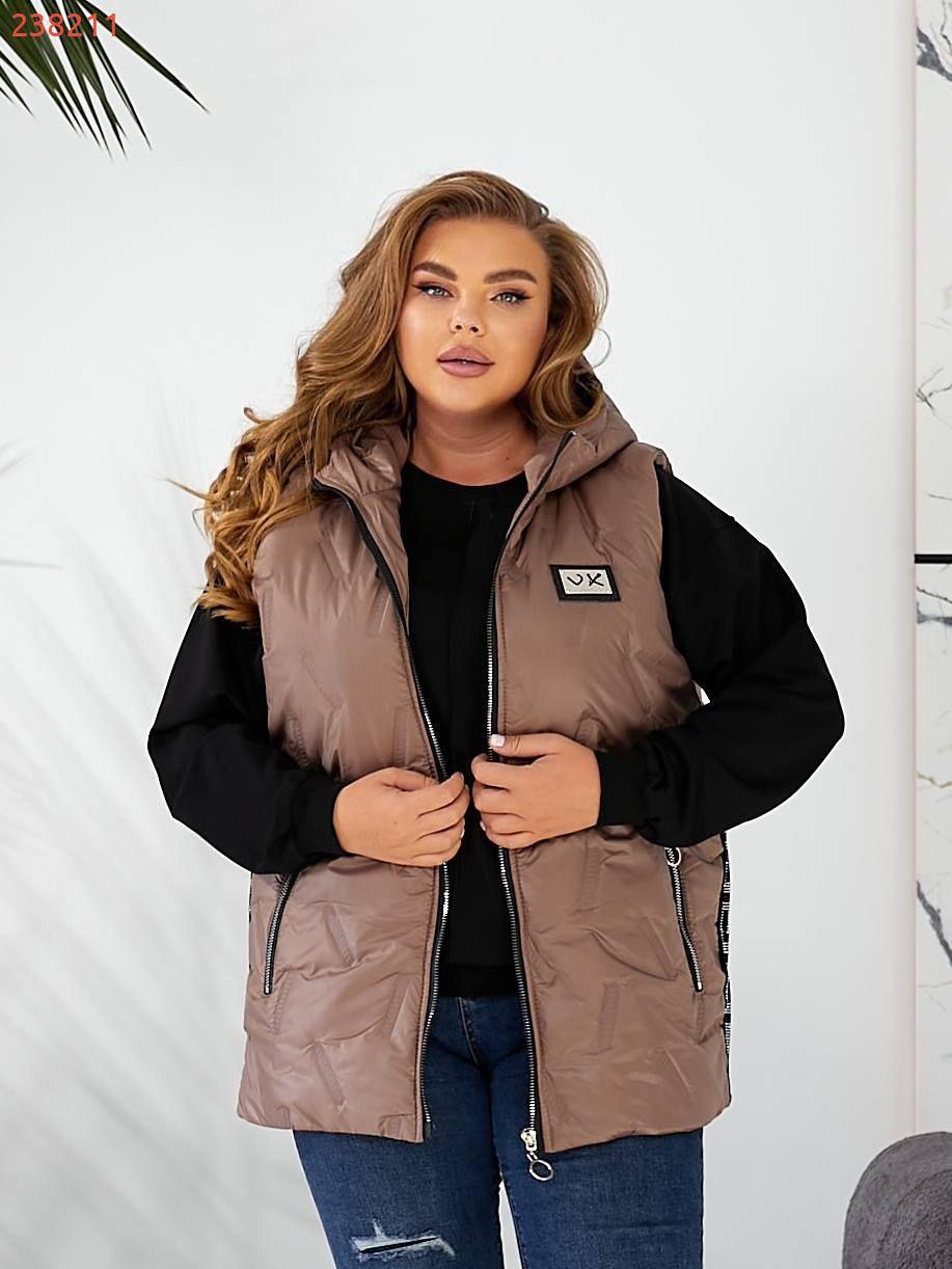 Стильна жилетка прямого крою з кишенями на змійці, зручний глибокий капюшон, декорована лампасами з камінням, якісна фурнітура., фото 1