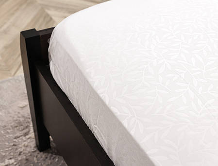 Міцне простирадло гумка односпальне мікрофібра поліестер (90*200*25) полуторне біле однотонне з принтом гілочки, фото 2