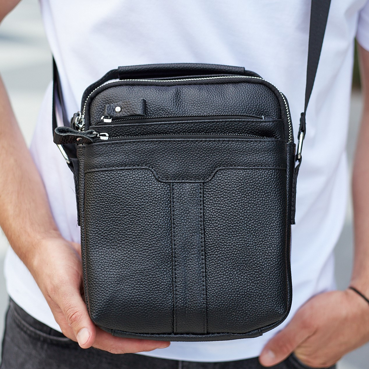 Чоловіча шкіряна сумка з ручкою 19х23х6, барсетка для чоловіка, плечовий месенджер, чорна, фото 1
