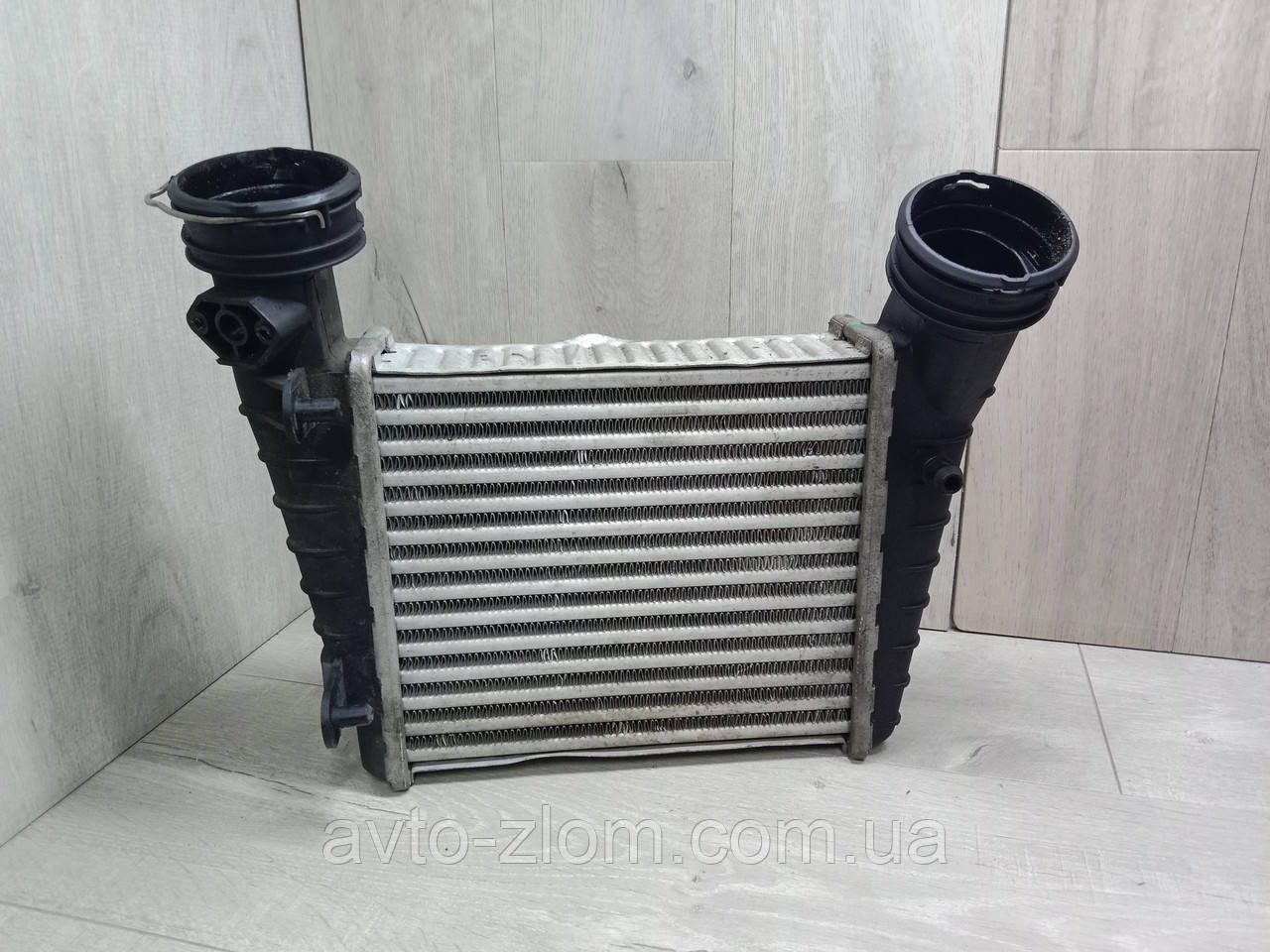 Радіатор інтеркулера Volkswagen Passat B5, Пасат Б5 1,8 T. 8D0145805D.