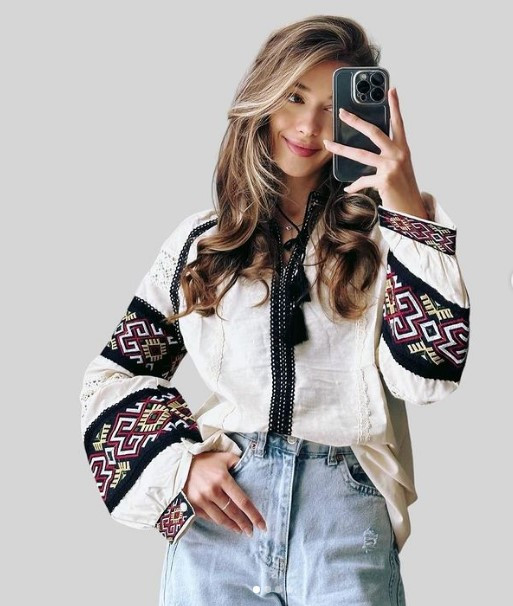 Вишита блуза молодіжна бежевого кольору прикрашена мереживом та вишивкою розміри S, M, L.