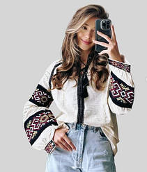 Вишита блуза молодіжна бежевого кольору прикрашена мереживом та вишивкою розміри S, M, L.