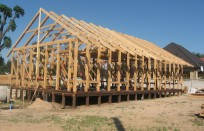 Сначала очищаем стену(при необходимости) и наносим гидроизоляционный слой: накрываем листами паро(гидро)изоляции внахлест на 100-150мм. 