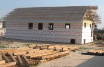 Рулоны предварительно нужно раскатать и затем крепить листы к верху стены алюминиевым скотчем. Все стыки и прорывы тоже нужно проклеить.