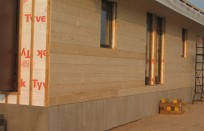 На пароизоляцию монтируем обрешетку. Монтировать нужно вертикально, так как имитация бруса будет располагаться перпендикулярно ей (предварительно проверьте, ровная ли стена).