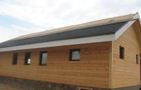 Монтаж можно начинать сверху или снизу (лучше снизу) стены шипом вверх. Таким образом в пазах не будет застаиваться влага. Оставьте по 50 мм сверху и снизу для вентиляции. 