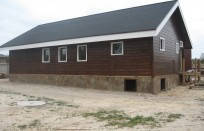 После монтажа имитацию бруса необходимо обработать антисептиком. Рекомендуются антисептики на водной основе. Выбираем то, что предназначено только для уличной эксплуатации. Лакокрасочная продукция фирмы Реммерс