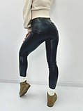 Стильні шкіряні штани на флісі теплі штани жіночі утеплені штани з екошкіри штани жіночі флісові, фото 5