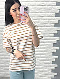 Подовжена жіноча футболка біла в смужку трикотажна якісна турецька футболка оверсайз з принтом, фото 5