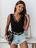Лаконічна базова літня блузка без рукавів з мереживом блуза з V-подібним вирізом стильна блузка ошатна блузка, фото 2