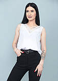 Лаконічна базова літня блузка без рукавів з мереживом блуза з V-подібним вирізом стильна блузка ошатна блузка, фото 8