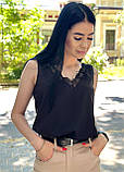 Лаконічна базова літня блузка без рукавів з мереживом блуза з V-подібним вирізом стильна блузка ошатна блузка, фото 4