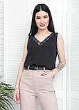 Лаконічна базова літня блузка без рукавів з мереживом блуза з V-подібним вирізом стильна блузка ошатна блузка, фото 6