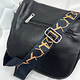 Комфортна жіноча сумка через плече крос боді з накладною кишенею сумка містка з широким ремінцем, фото 4