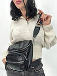Комфортна жіноча сумка через плече крос боді з накладною кишенею сумка містка з широким ремінцем, фото 9