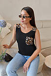 Комфортна жіноча майка без рукавів з леопардовим принтом футболка майка на широких бретелях під піджак, фото 3