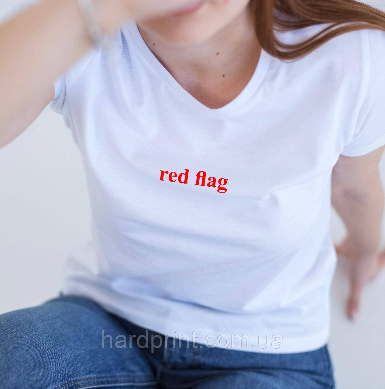 Жіноча футболка з принтом Red Flag: будь у тренді та на чеку