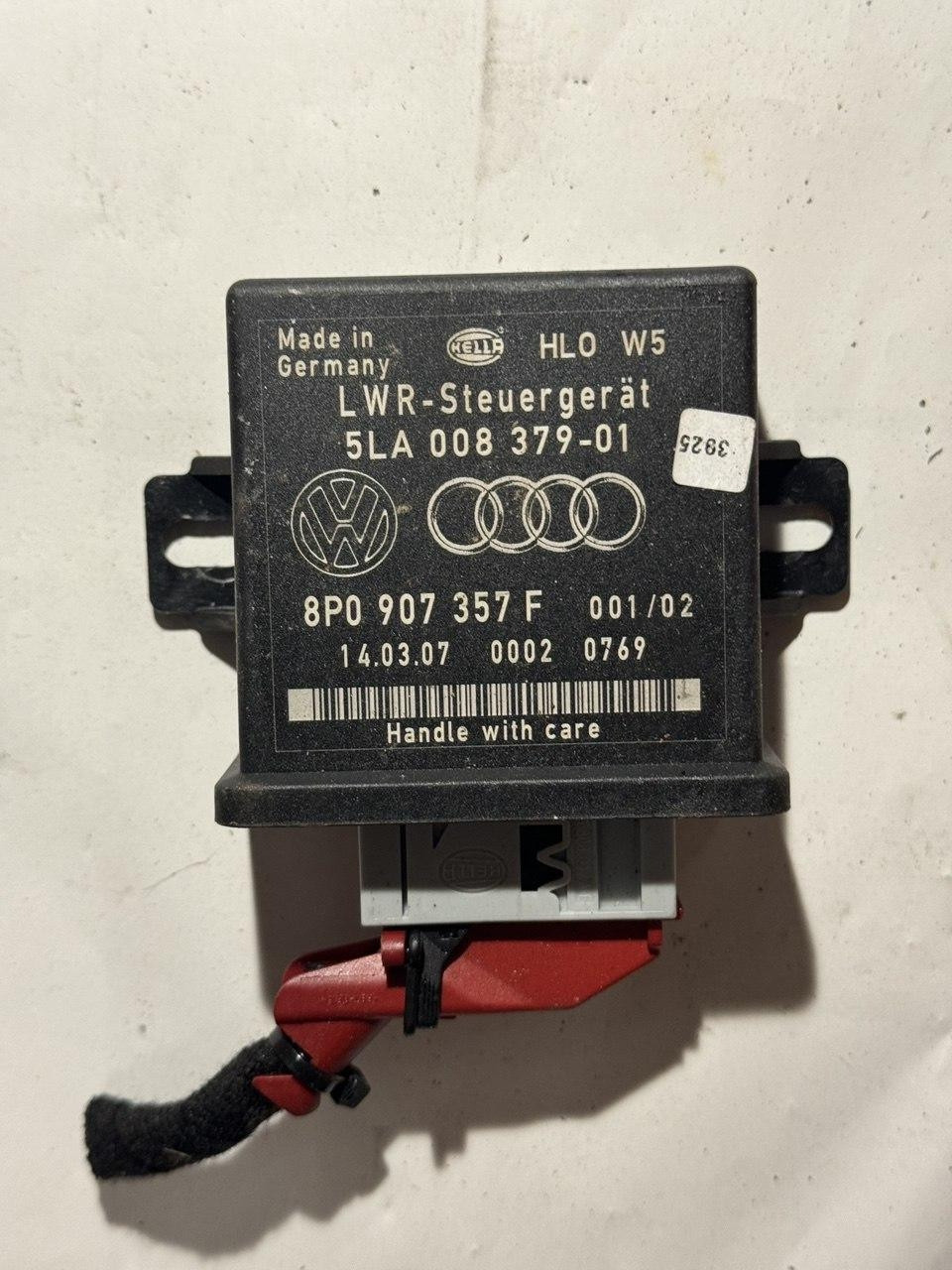 Електронний блок керування Volkswagen / Audi Hella 5LA 008 379-01 / 5LA00837901 / 8P0 907 357 F / 8P0907357F