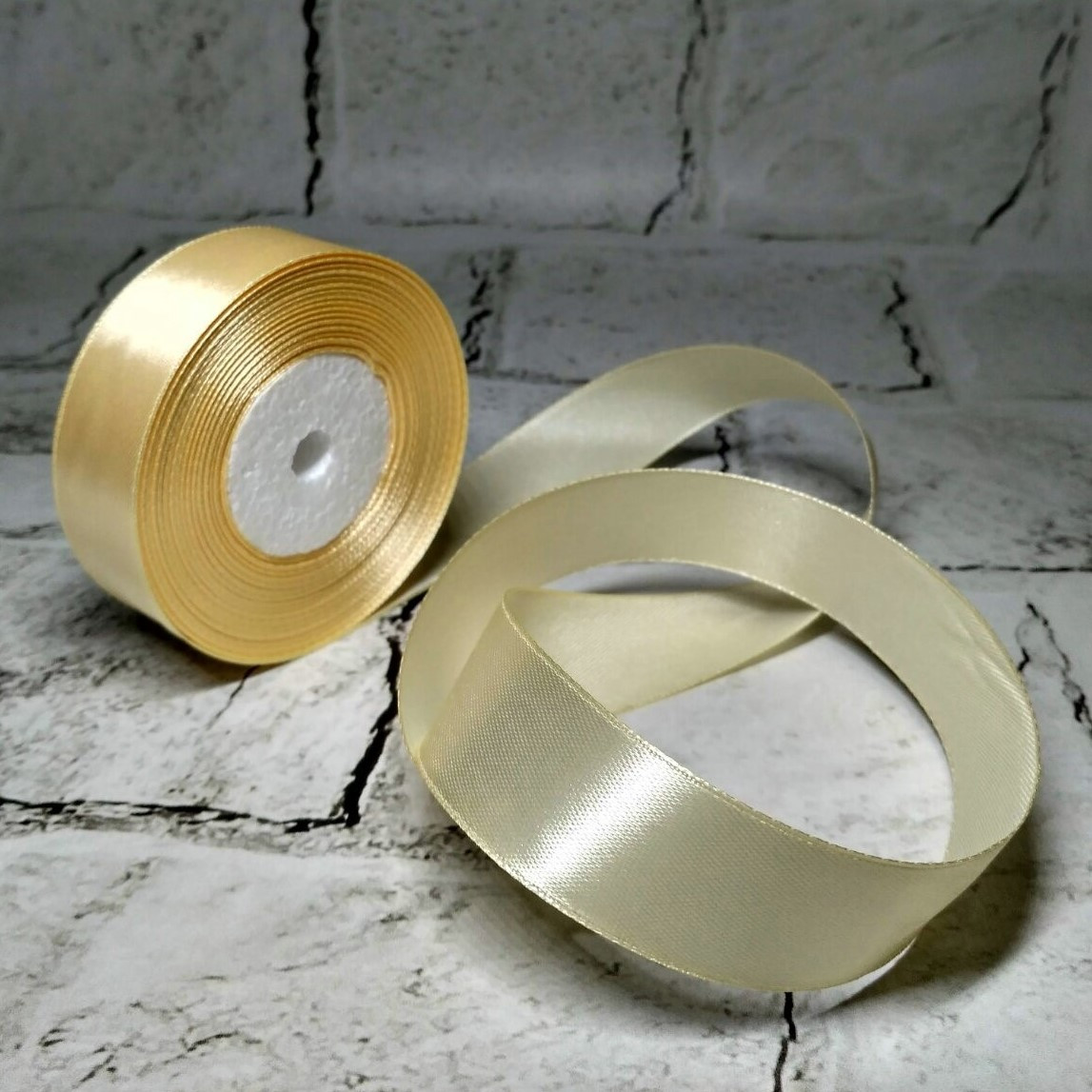 Стрічка атласна 2.5 см 23 метри Кремова 58-1237