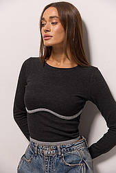 Жіночий в'язаний однотонний кроп-топ із хвилястим низом