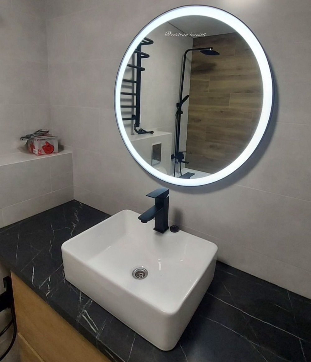 Дзеркало в металевій рамі з Led підсвічуванням