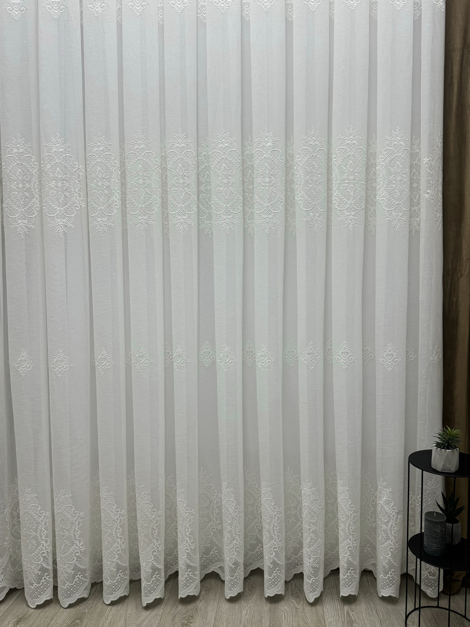 Тюль на лляній основі з вишивкою. Колір: молочний